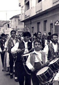 La dolçaina i el tabal, Així com el cant de les albades, formen part indissoluble de la quasi centenària festa fallera saguntina.