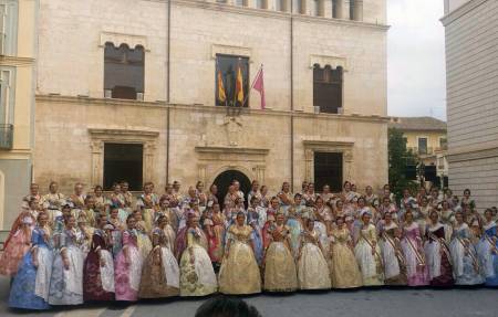 <!--:es-->Patricia Burgos y Sonia Argilés participan en el homenaje a las Falleras Mayores de la Comunidad Valenciana 2014 en Alzira<!--:--><!--:va-->Patricia Burgos i Sonia Argilés participen en l’homenatge a les Falleres Majors de la Comunitat Valenciana 2014 en Alzira<!--:-->