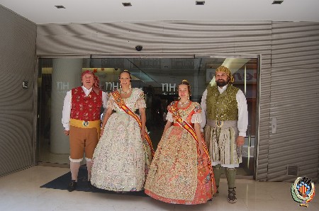 <!--:es-->Raquel Martín y Ana Isabel Dorado disfrutan de la fiesta de las Hogueras de Alicante<!--:--><!--:va-->Raquel Martín i Ana Isabel Dorado gaudeixen de la festa de les Fogueres d’Alacant<!--:-->