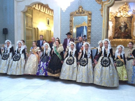 <!--:es-->Las Falleras Mayores asisten al acto de proclamación de la Bellea del Foc de Alicante<!--:--><!--:va-->Les Fallers Majors assiteixen a l’acte de proclamació de la Bellea del Foc d’Alacant<!--:-->