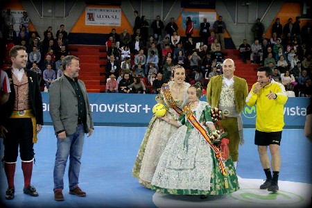 <!--:es-->Beatriz y Maria hacen el saque de honor del partido del Fertiberia Balonmano Puerto Sagunto<!--:--><!--:va-->Beatriz i Maria fan el servei d’honor del partit del Fertiberia Balonmano Puerto Sagunto<!--:-->