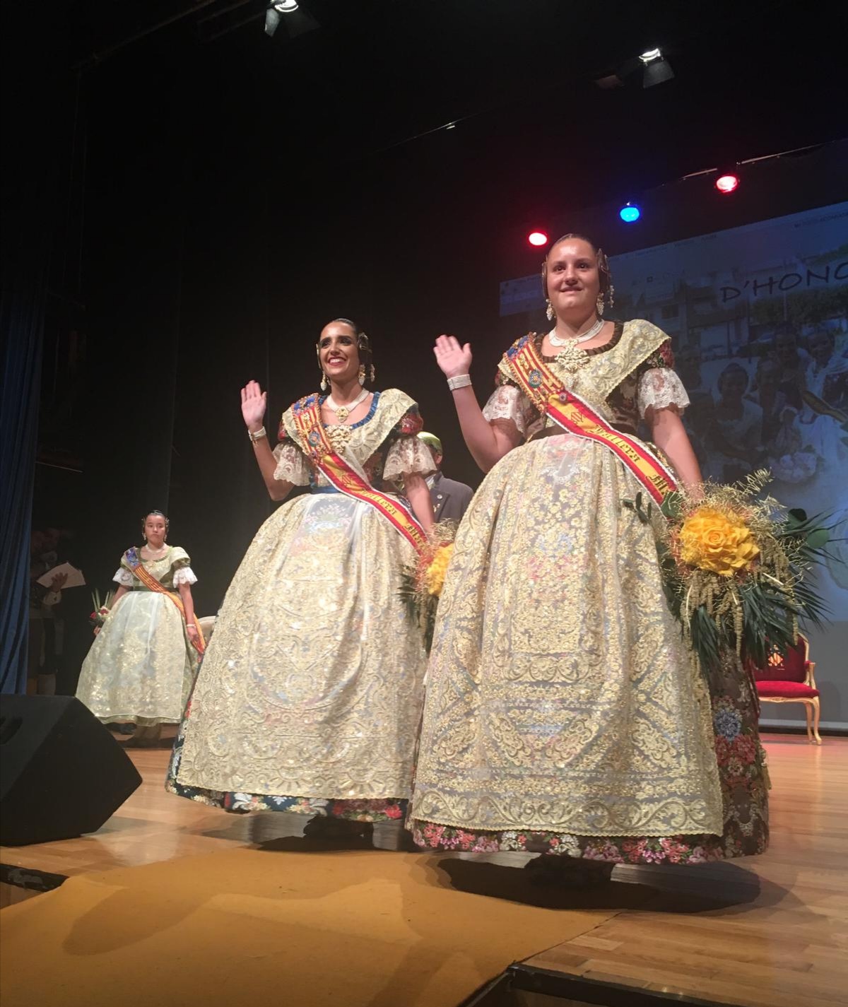 <!--:es-->Emotiva despedida de Inés Miret y Paula Marrón, falleras mayores de FJFS 2019<!--:--><!--:va-->Emotiu comiat d’Inés Miret i Paula Marrón, Falleres Majors de FJFS 2019<!--:-->